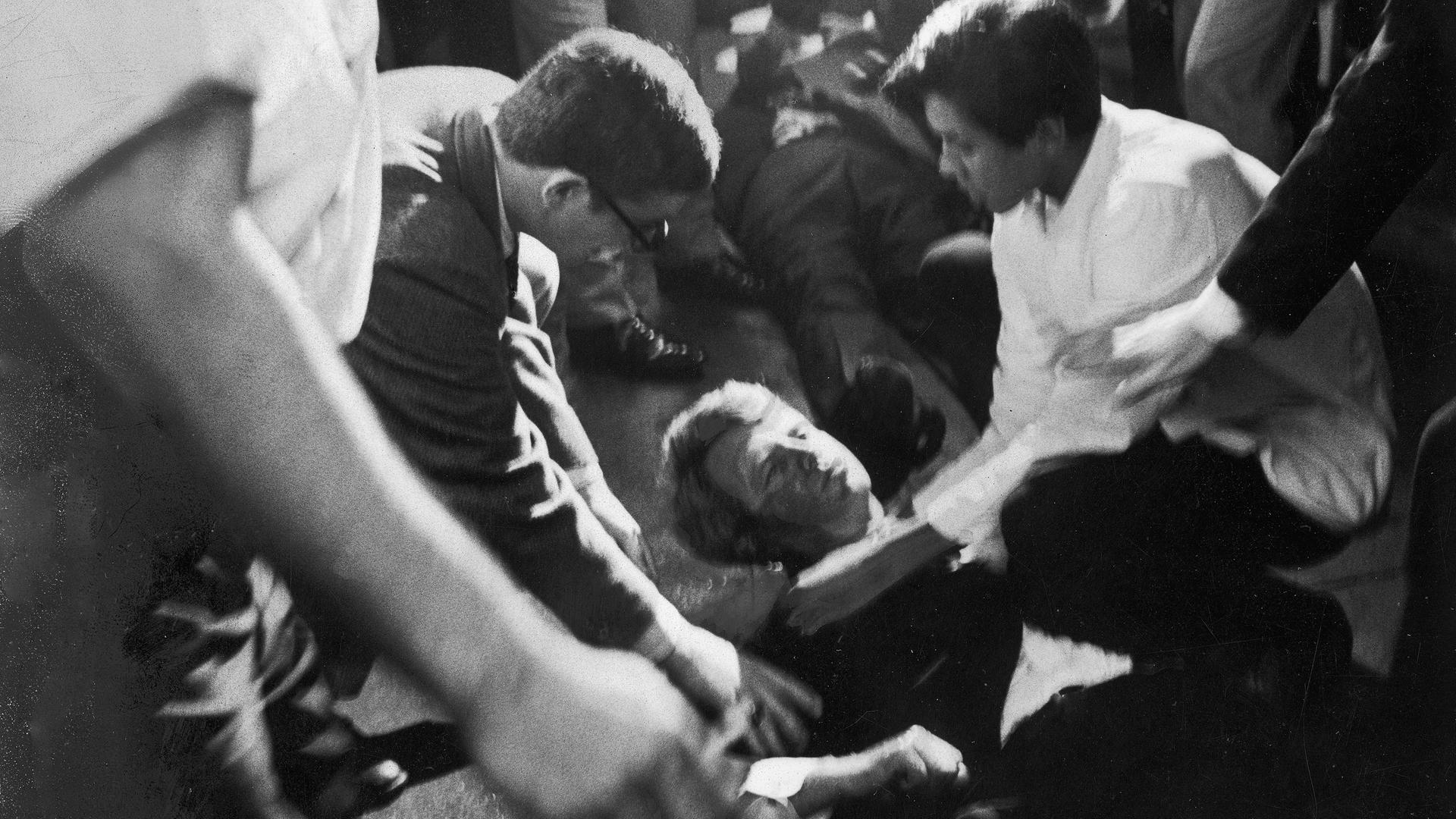 Senator Robert F. Kennedy liegt auf dem Boden des Ambassador Hotels, nachdem er von einem jungen Jordanier erschossen wurde