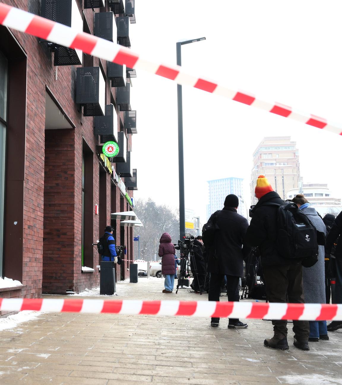 Vor dem Wohngebäude an der Wolokolamskoje-Autobahn in Moskau, Russland, versammelten sich Menschen. Dort hatte ein unbekannter Angreifer das Feuer auf den russischen Generalleutnant des Verteidigungsministeriums, Wladimir Alexejew, eröffnet.