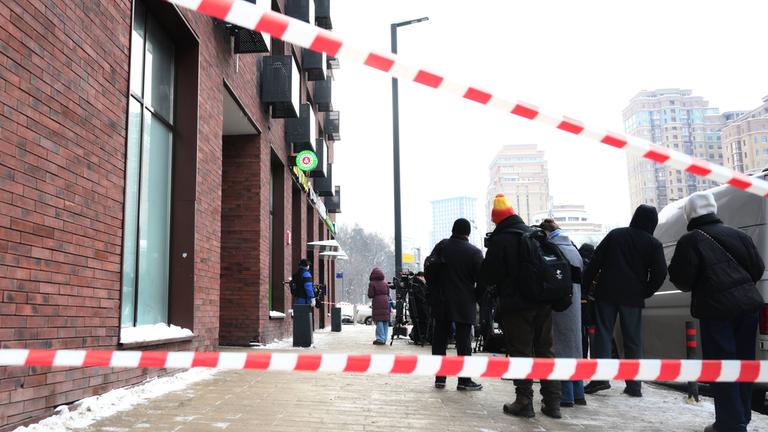 Vor dem Wohngebäude an der Wolokolamskoje-Autobahn in Moskau, Russland, versammelten sich Menschen. Dort hatte ein unbekannter Angreifer das Feuer auf den russischen Generalleutnant des Verteidigungsministeriums, Wladimir Alexejew, eröffnet.