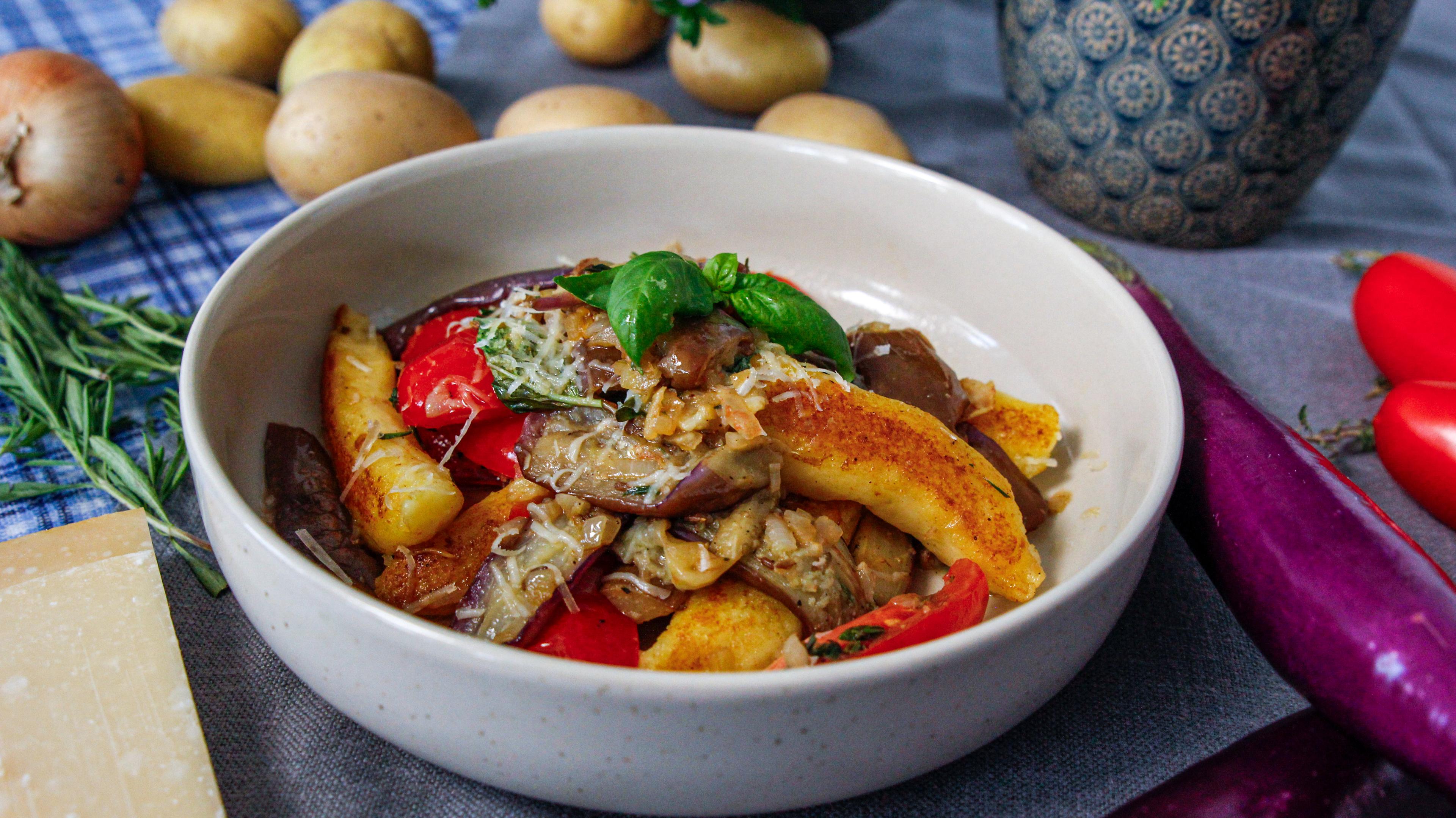 Auberginenpfanne mit Gnocchi-Rollen