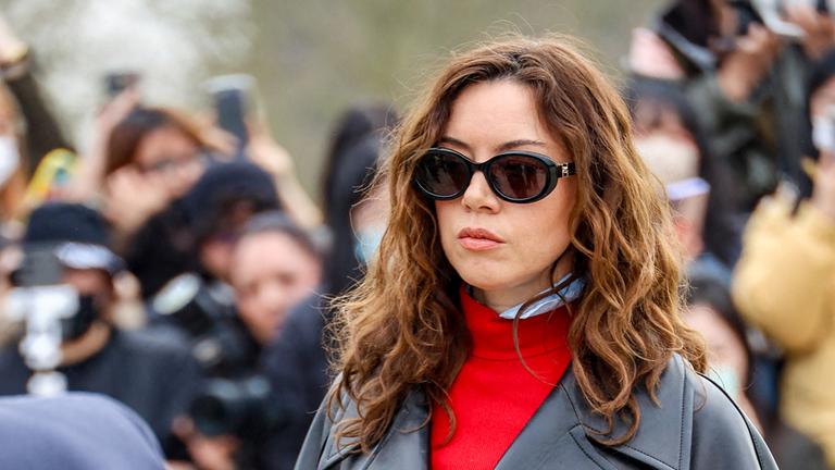 Aubrey Plaza bei der Ankunft zur Paris Fashion Week auf dem Gelände des Château de Vincennes in Paris.