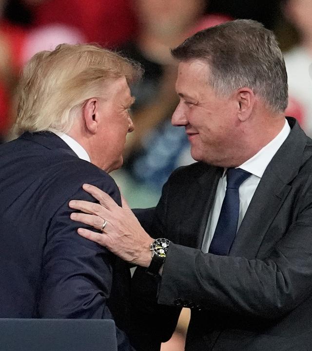 US-Präsident Donald Trump begrüßt Audi-CEO Gernot Döllner auf einer Wahlkampftribune.