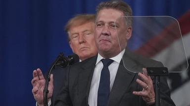 Audi Chef Döllner auf der Bühne einer Trump Veranstaltung