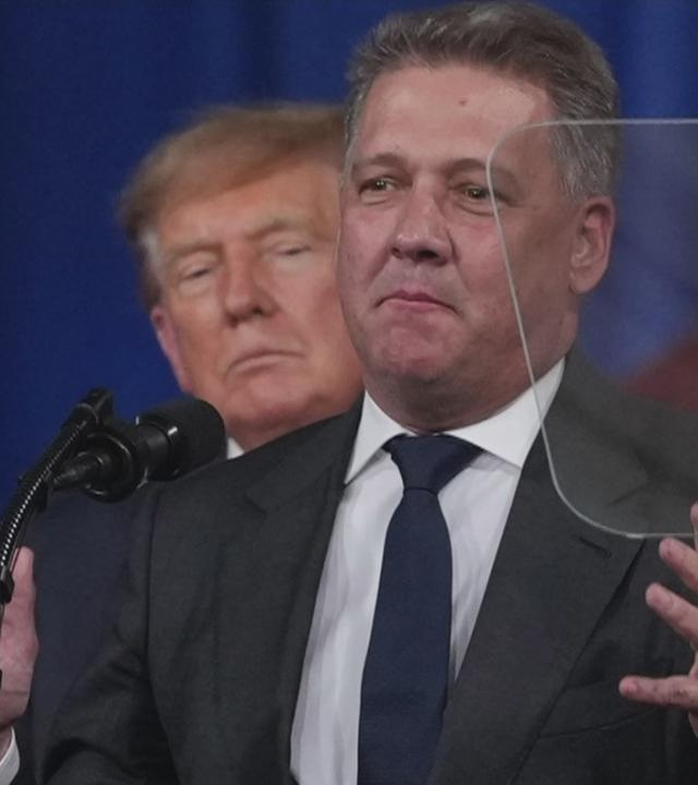 Audi Chef Döllner auf der Bühne einer Trump Veranstaltung