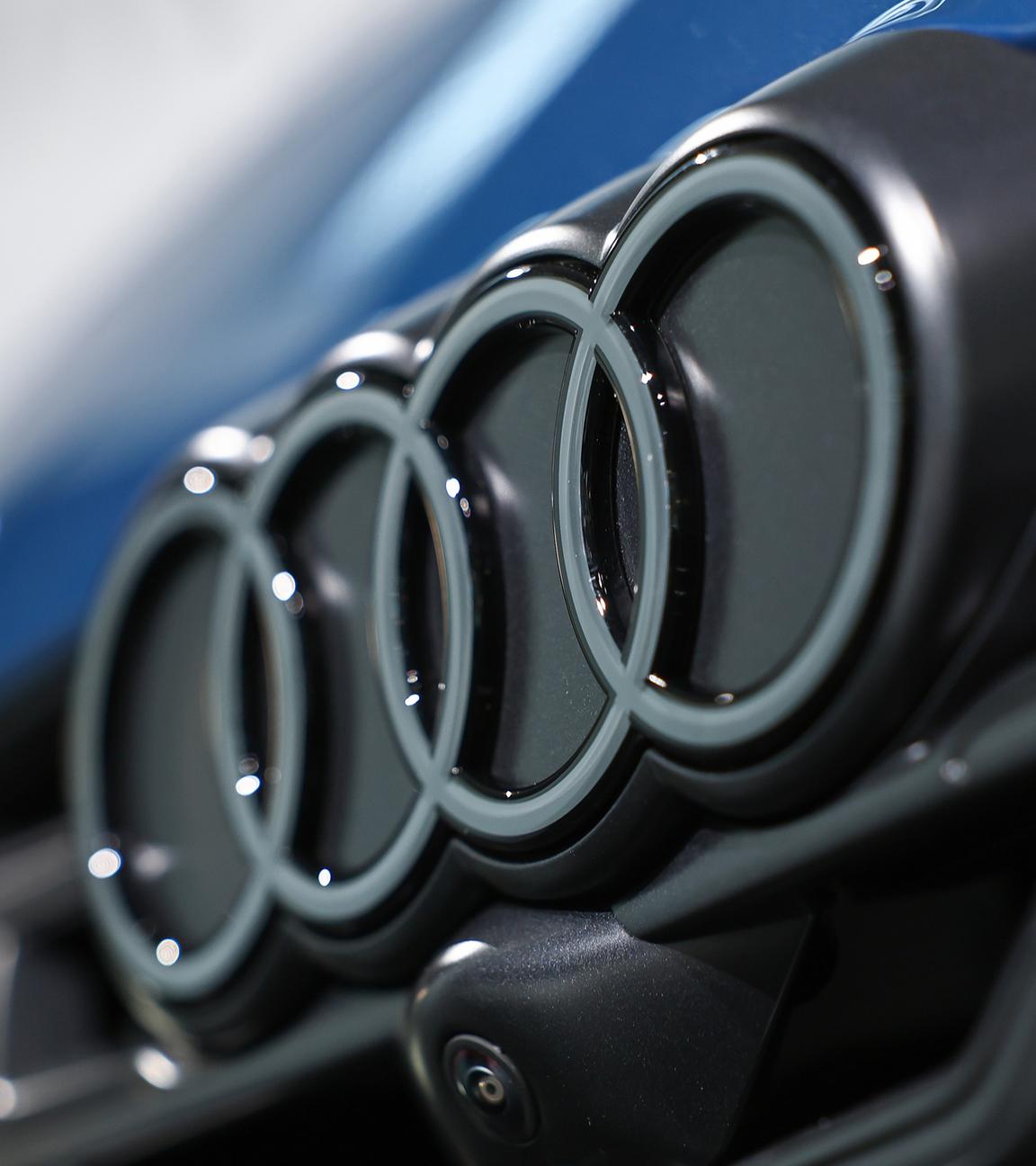 18.03.2025, Bayern, Ingolstadt: Das Logo von Audi ist vor Beginn der Jahrespressekonferenz im März an einem Auto in der Firmenzentrale zu sehen. 