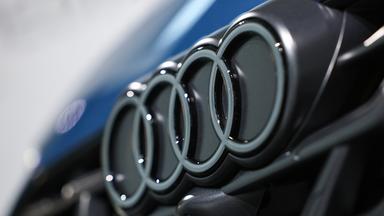 18.03.2025, Bayern, Ingolstadt: Das Logo von Audi ist vor Beginn der Jahrespressekonferenz im März an einem Auto in der Firmenzentrale zu sehen. 