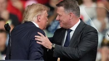 US-Präsident Donald Trump begrüßt Audi-CEO Gernot Döllner auf einer Wahlkampftribüne.