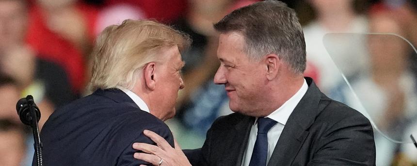 US-Präsident Donald Trump begrüßt Audi-CEO Gernot Döllner auf einer Wahlkampftribüne.