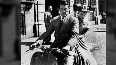 Audrey Hepburn (l.) als Prinzessin Anne und Gregory Peck als Reporter in einer Szene aus dem Spielfilm „Ein Herz und eine Krone“.