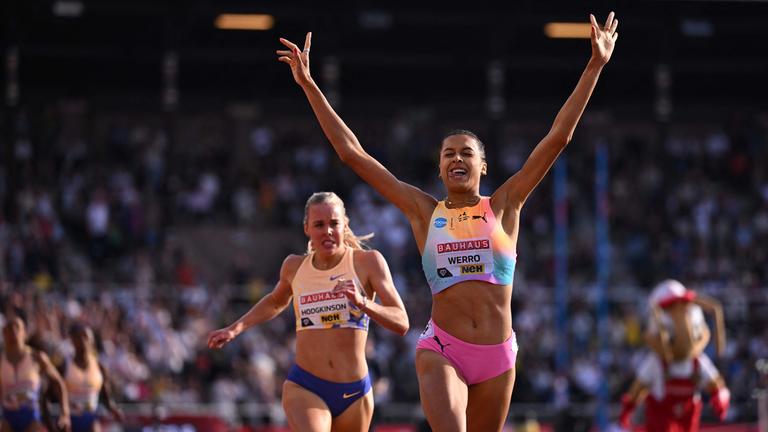 Audrey Werro läuft jubelnd ins Ziel des 800-m-Laufes in Stockholm.