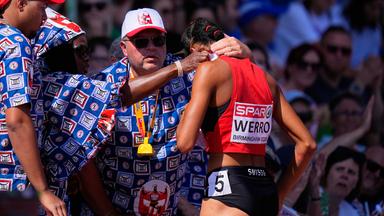 Audrey Werro wird nach ihrem Sturz getröstet