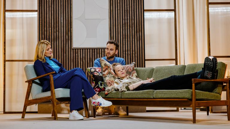 Helena Steinhaus liegt auf der Couch, Dr. Leon Windscheid und Susanne Nickel sitzen auf Sesseln dahinter und daneben