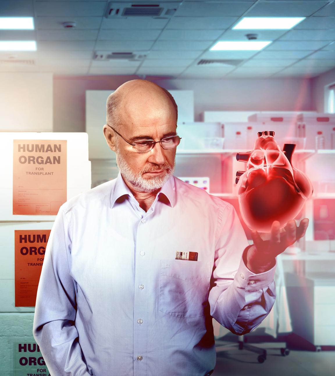Harald Lesch in einem Labor - hält ein Herz in der Hand