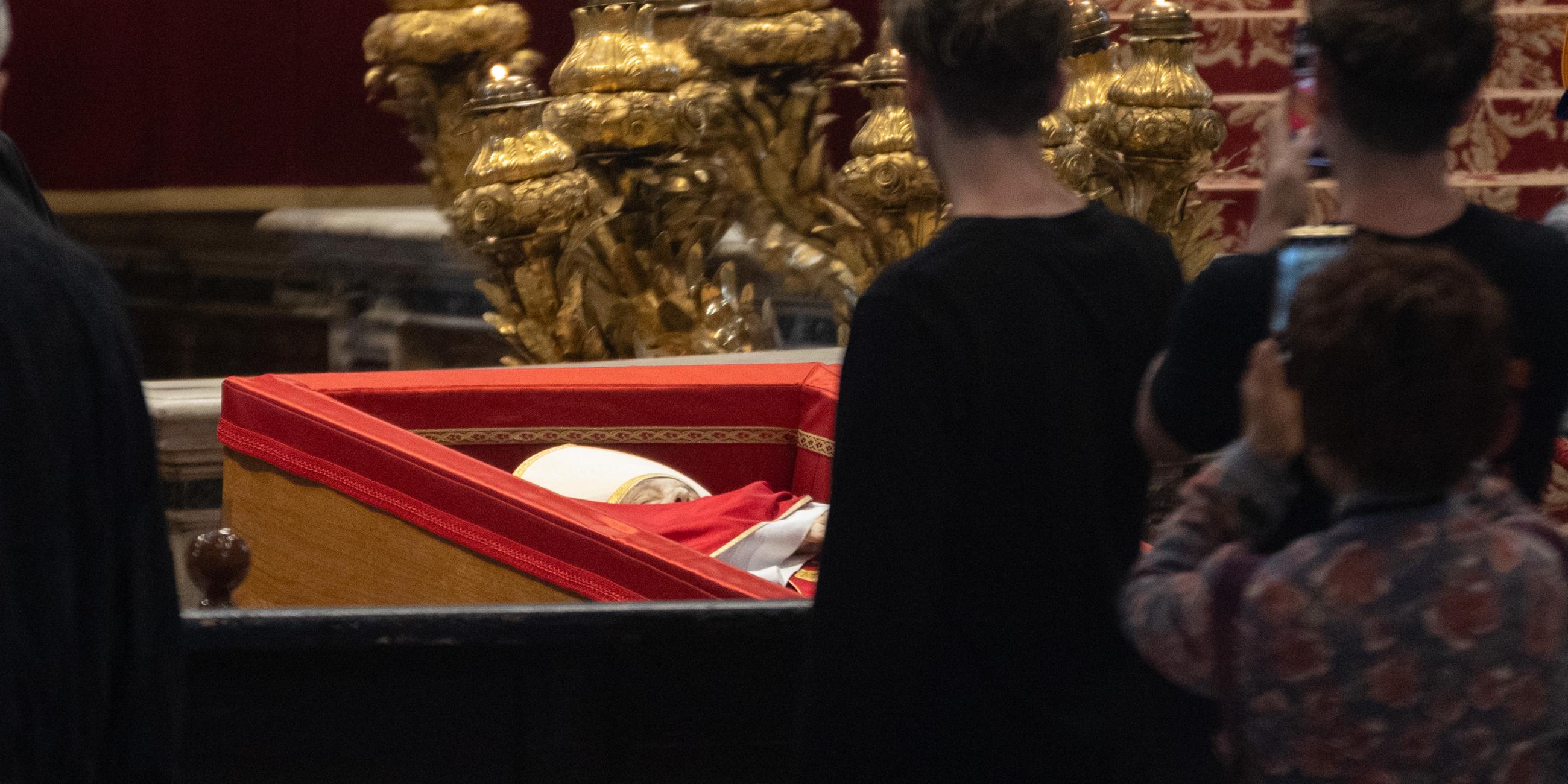 Aufbahrung im Petersdom: Gläubige können von Papst Franziskus Abschied nehmen