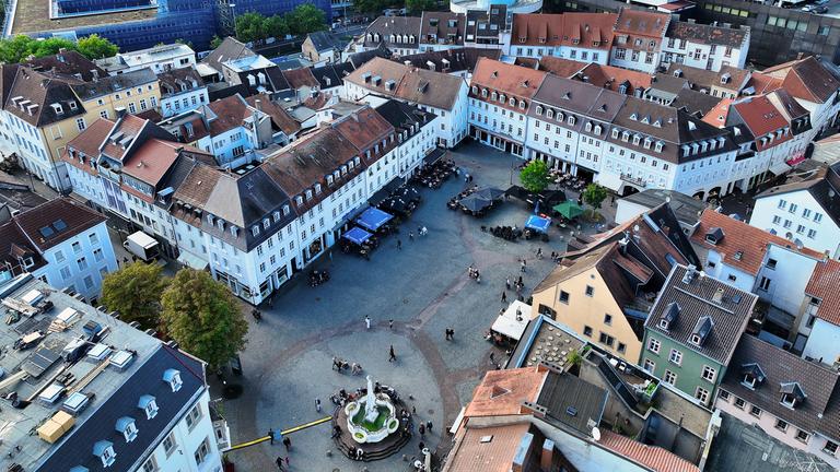 Aufbauarbeiten für die Feierlichkeiten am 3. Oktober