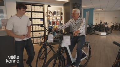 Ein Mann testet im Laden ein Fahrrad.