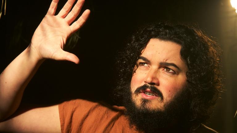 "Aufgedeckt: Die verlorenen Schätze Ninives": Spielszene: Jona (Darsteller unbekannt) hält seine Hand hoch, um sich vor der Helligkeit zu schützen.