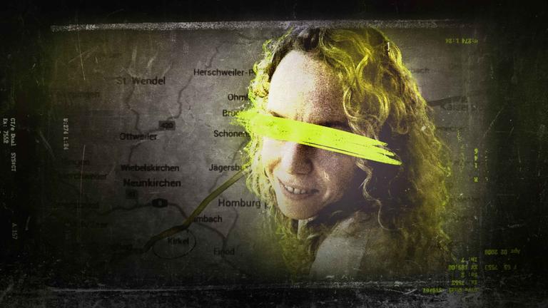 Eine lächelnde Frau mit blonden langen Locken, deren Augen unkenntlich gemacht wurden