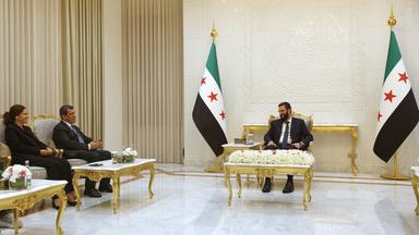Der syrische Präsident Ahmed al-Scharaa (r) trifft sich im Präsidentenpalast mit dem Kommandeur der kurdisch geführten Syrischen Demokratischen Kräfte, Mazloum Abdi (M,l).