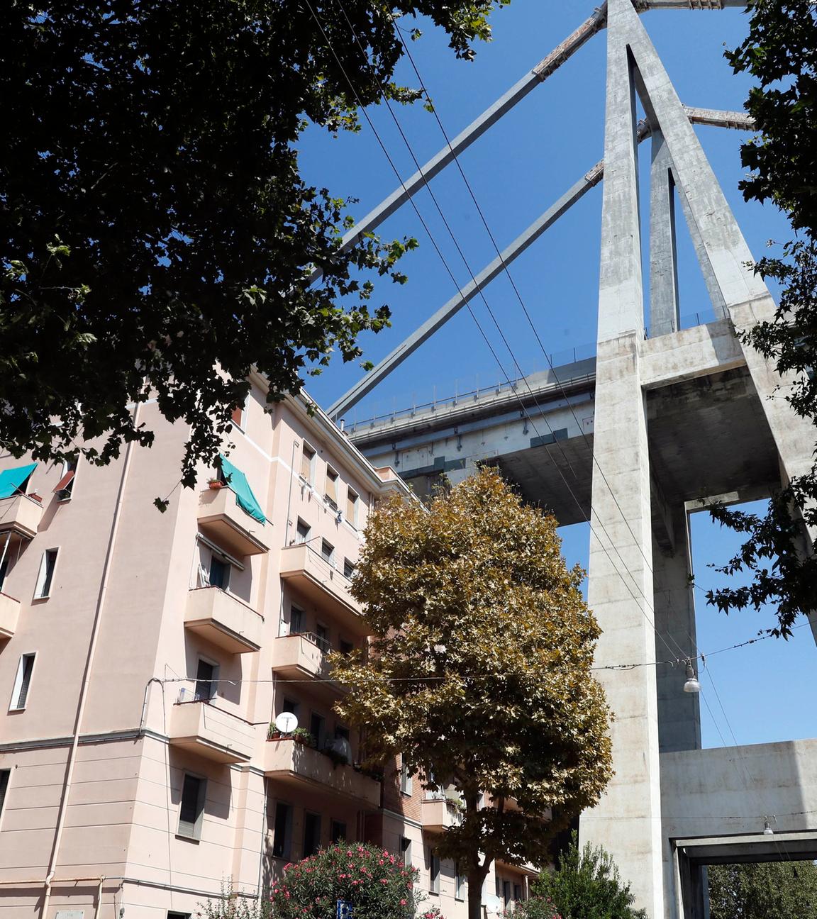 Nach dem Einstürzen der Autobahnbrücke dauern die Aufräumarbeiten weiterhin an
