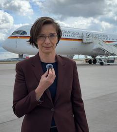 ZDF-Hauptstadtkorrespondentin Diana Zimmermann vor dem Regierungsflieger der BRD