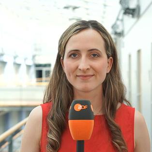 Charlotte Greipl ist mit einem ZDF-Mikrofon zu sehen.