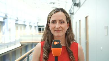 Charlotte Greipl ist mit einem ZDF-Mikrofon zu sehen.