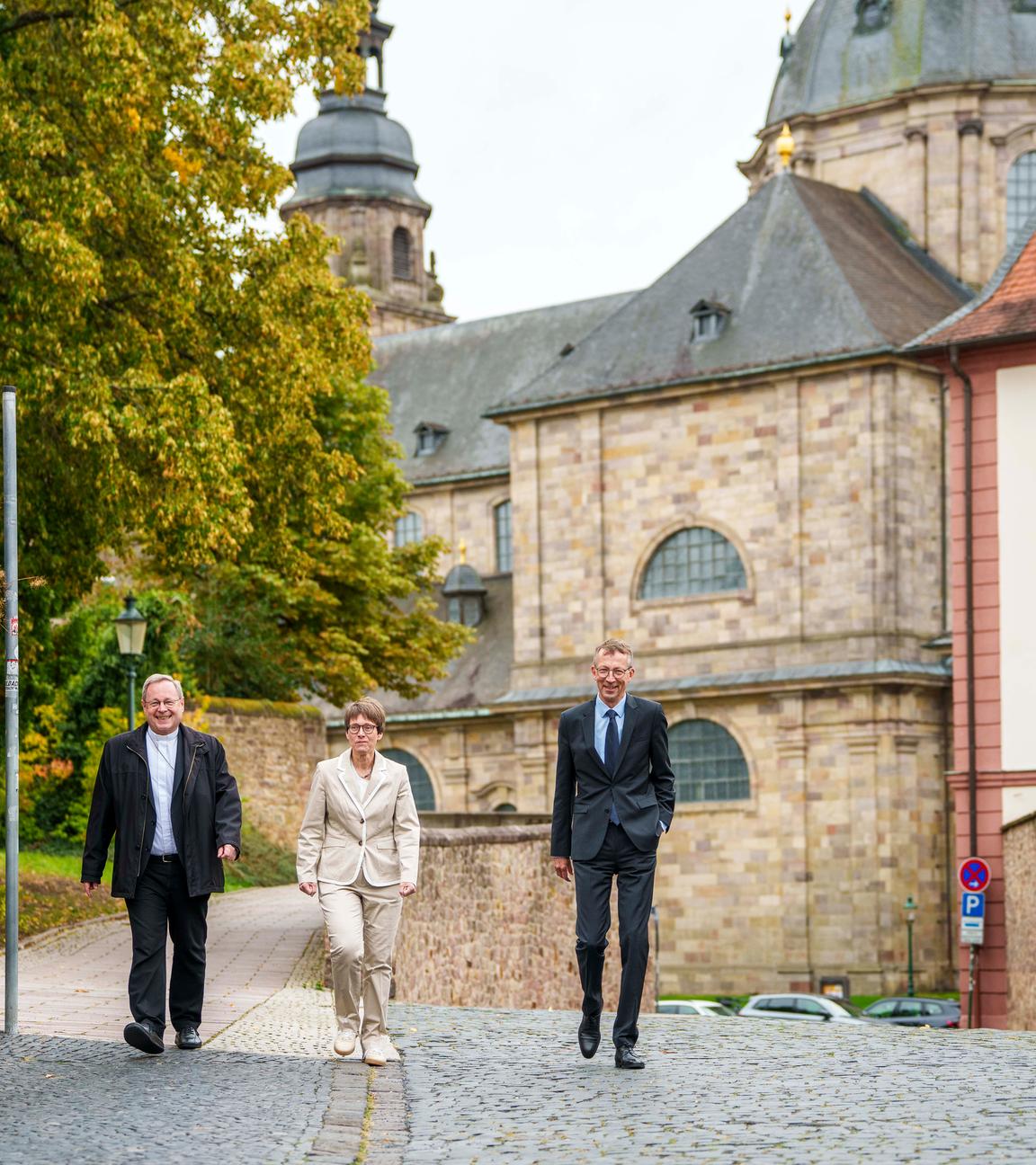 Hessen, Fulda: Bischof Georg Bätzing (l-r), Vorsitzender der Deutschen Bischofskonferenz, Beate Gilles, Generalsekretärin der Deutschen Bischofskonferenz, und Matthias Kopp, Pressesprecher, gehen zur Pressekonferenz zum Auftakt der Bischofskonferenz. 