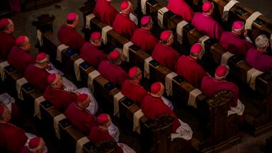 Hessen, Fulda: Die Bischöfe sitzen beim Eröffnungsgottesdienst im Dom zu Fulda. Archivbild