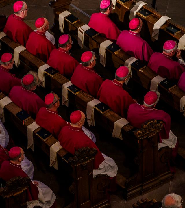 Hessen, Fulda: Die Bischöfe sitzen beim Eröffnungsgottesdienst im Dom zu Fulda. Archivbild