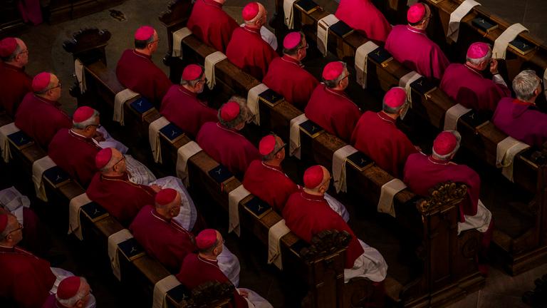 Hessen, Fulda: Die Bischöfe sitzen beim Eröffnungsgottesdienst im Dom zu Fulda. Archivbild