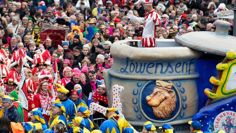 Die Düsseldorfer Karnevalsfigur Hoppeditz spricht vor dem Rathaus.