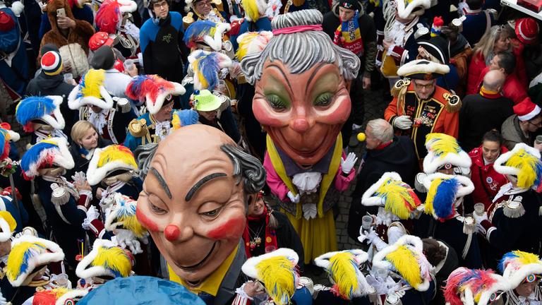 Die "Mainzer Schwellköpp" ziehen vor der Verkündung der närischen Grundgesetze durch die Menge der feiernden Narren