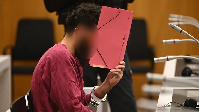 Der Angeklagte Sulaiman A. sitzt an seinem Platz zum Auftakt des Staatsschutzverfahrens wegen eines Messerangriffes auf dem Marktplatz in Mannheim. 