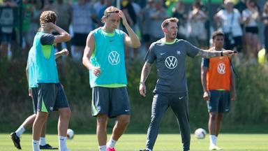 Spieler und Trainer Tobias Strobl beim Trainingsauftakt des VfL Wolfsburg