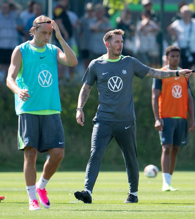 Spieler und Trainer Tobias Strobl beim Trainingsauftakt des VfL Wolfsburg