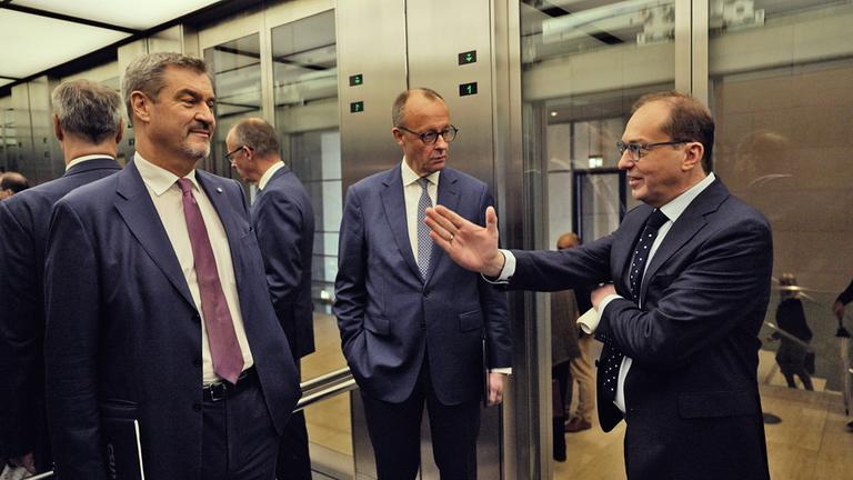 Alexander Dobrindt, Friedrich Merz und Marus Söder im Aufzug