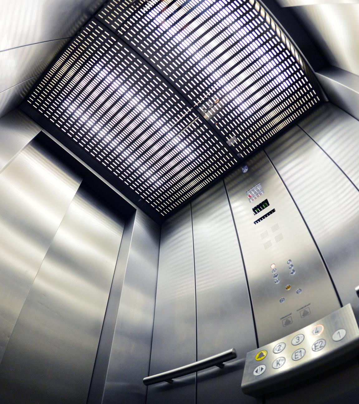 Der Innenraum einen Fahrstuhls.