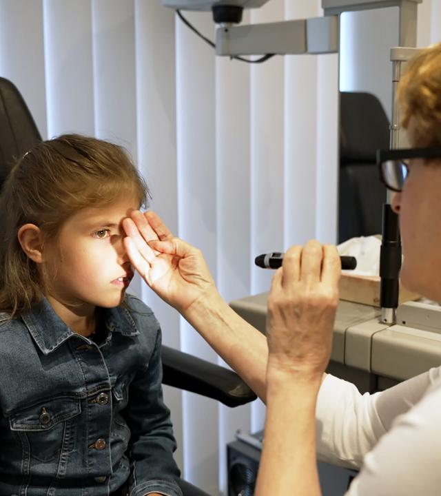 Mädchen wird von Augenärztin untersucht