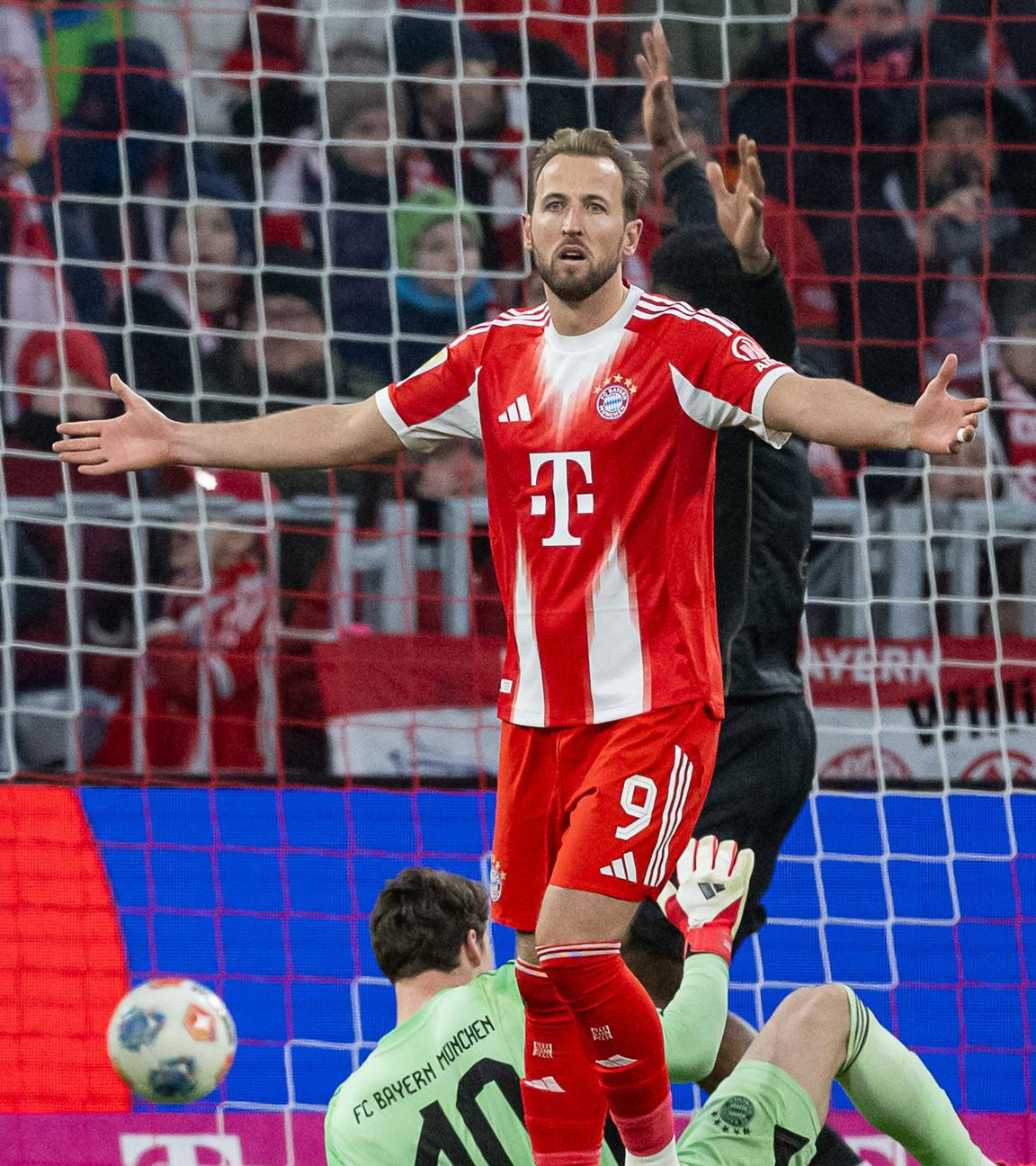 Harry Kane (FC Bayern Muenchen) äußert sein Unverständnis nach dem Gegentor zum 1:1 - Ausgleich.
