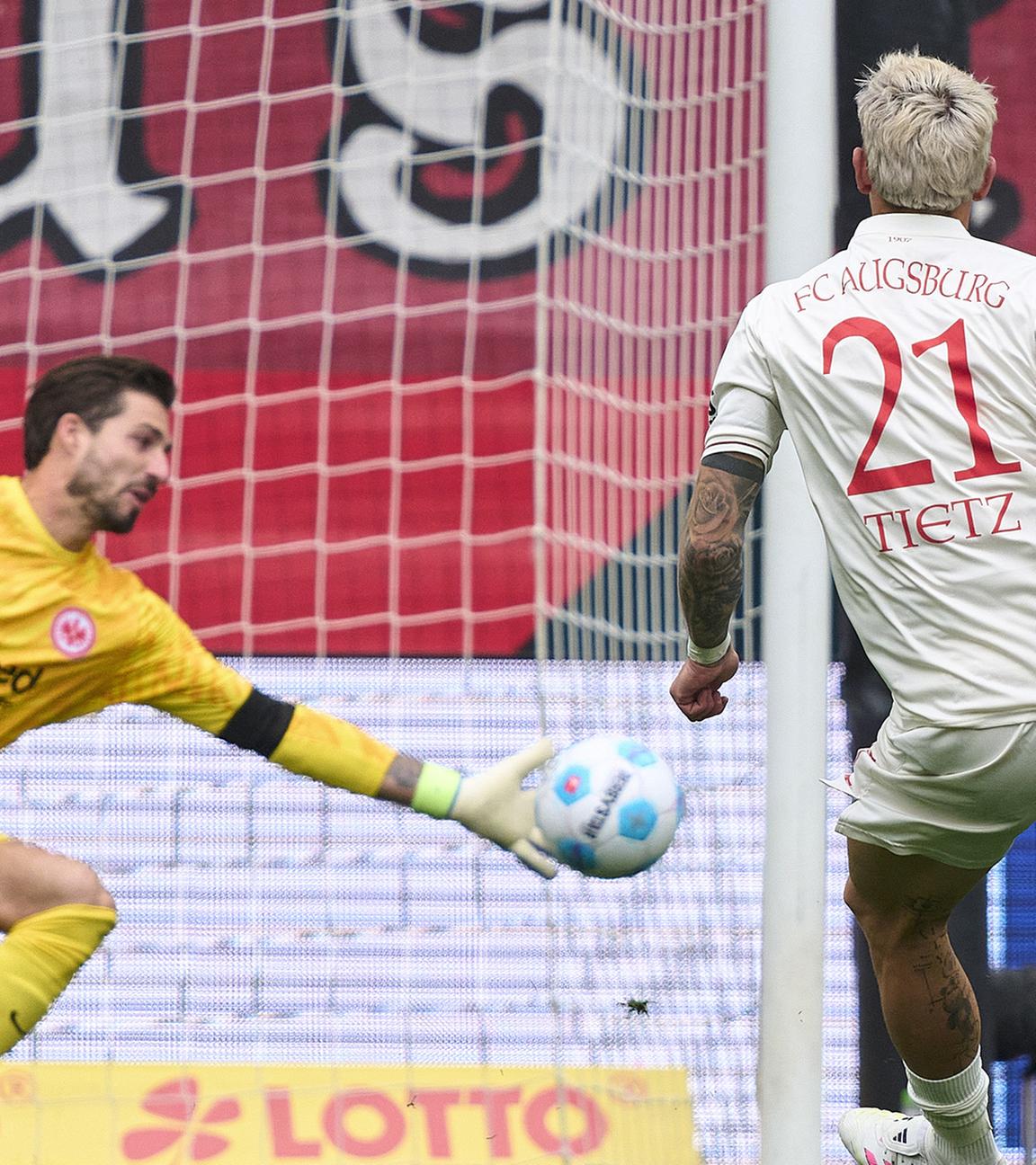Kevin Trapp pariert einen Schuss von Phillip Tietz