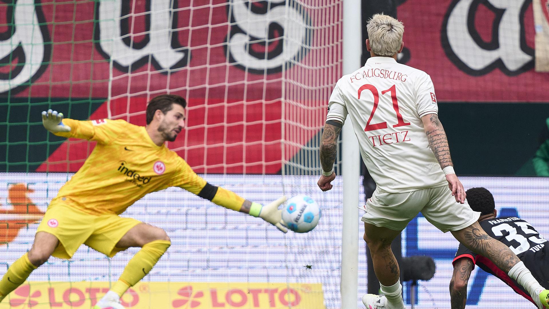 Kevin Trapp pariert einen Schuss von Phillip Tietz