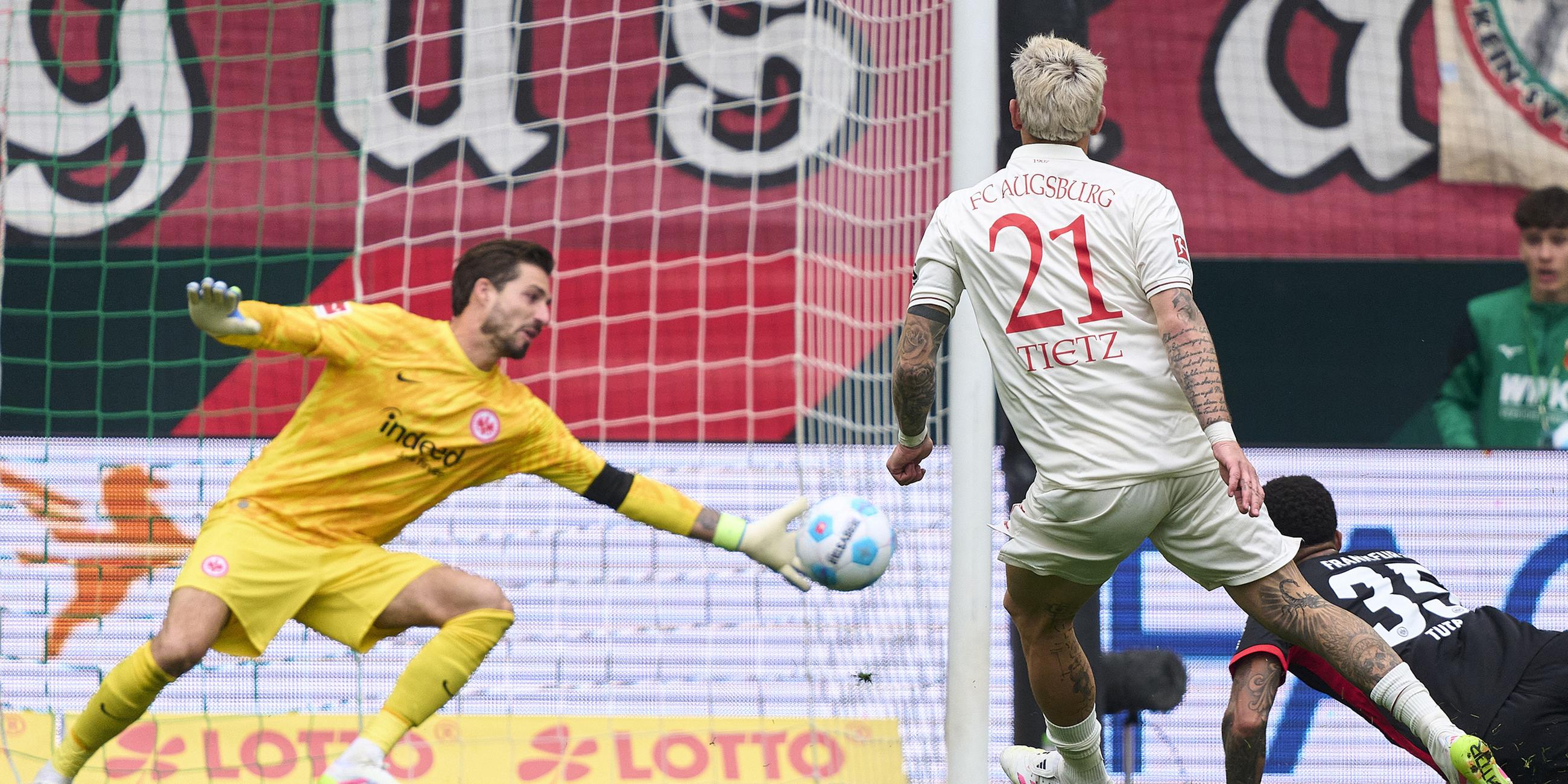 Kevin Trapp pariert einen Schuss von Phillip Tietz