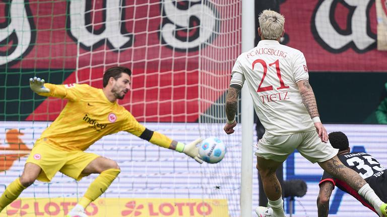 Kevin Trapp pariert einen Schuss von Phillip Tietz