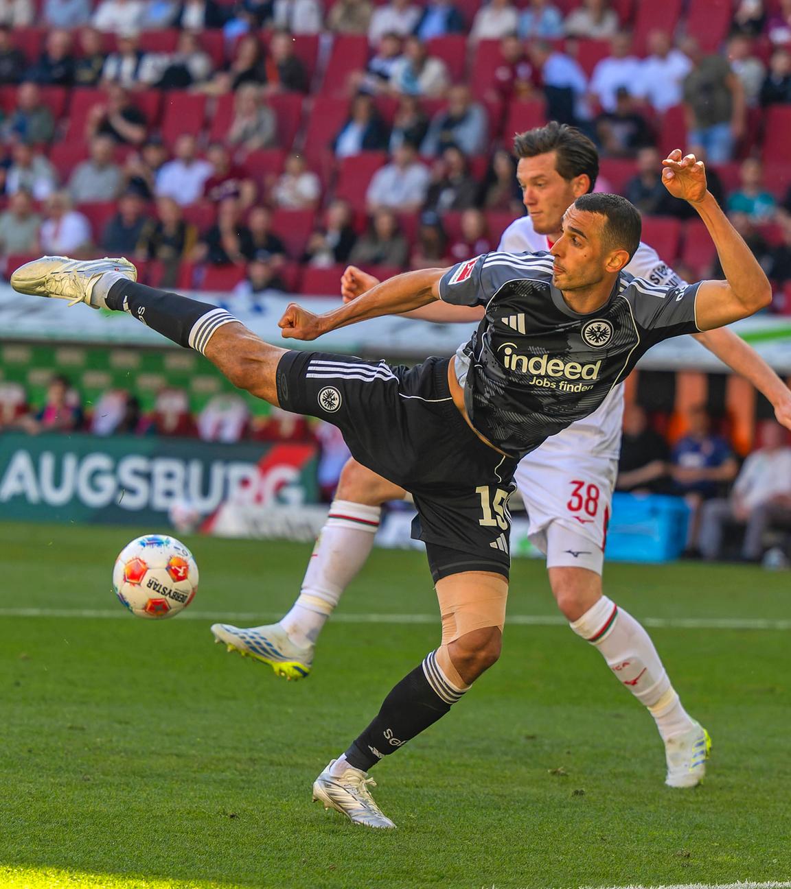 Frankfurts Mittelfeldspieler Ellyes Skhiri kommt im Zweikampf mit Augsburgs Mittelstürmer Michael Gregoritsch nicht mehr an den Ball