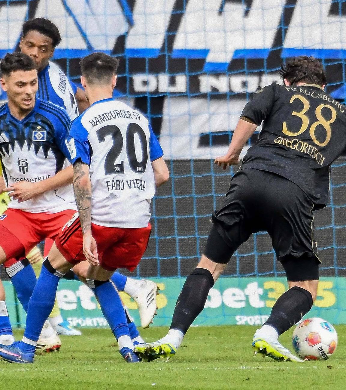 Fabio Vieira (HSV) und Michael Gregoritsch (Augsburg) kämpfen. 
