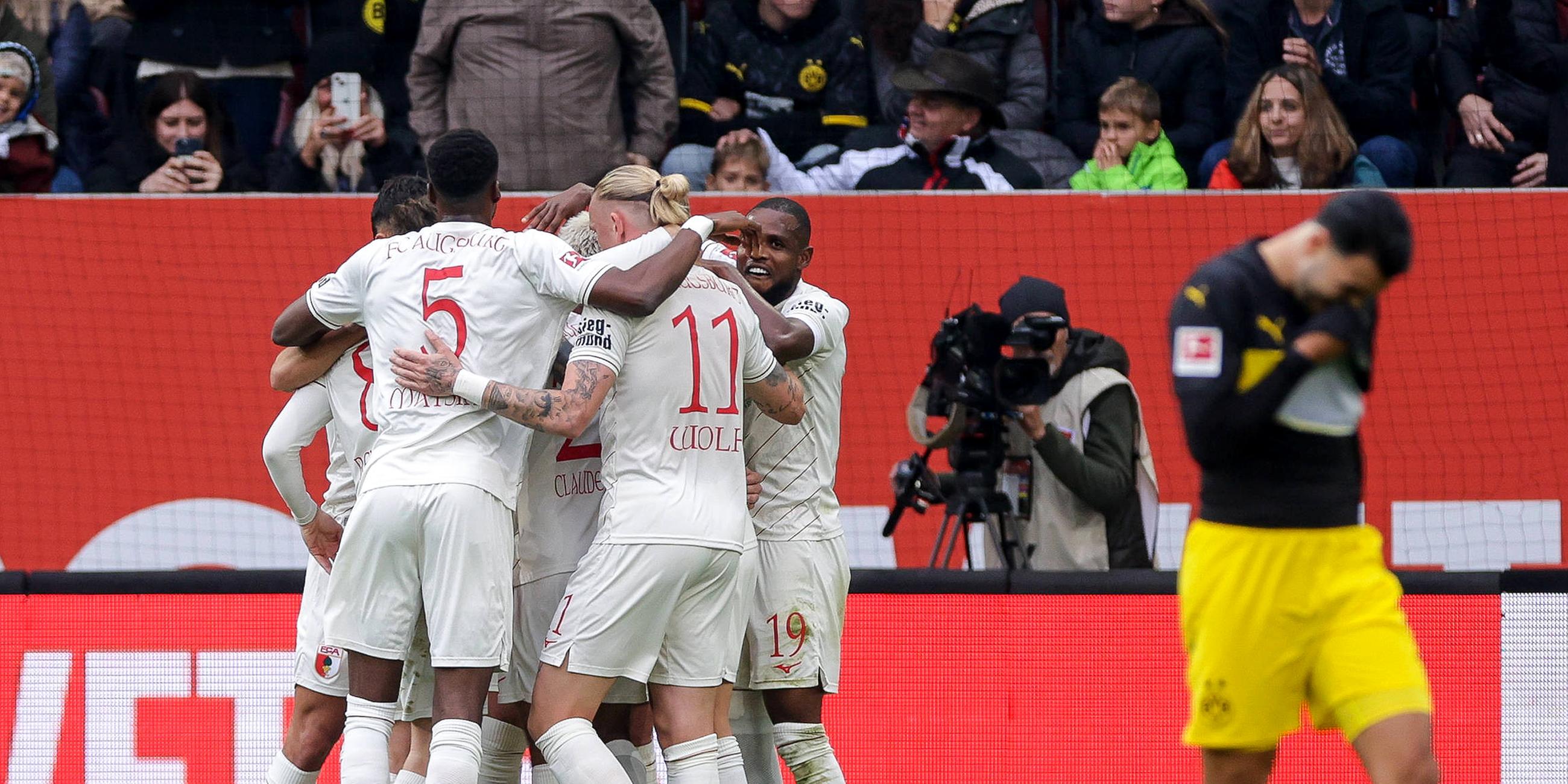 Die Spieler des FC Augsburg bejubeln das Tor zum 1:1 durch Alexis Claude-Maurice.