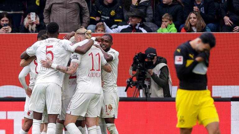 Die Spieler des FC Augsburg bejubeln das Tor zum 1:1 durch Alexis Claude-Maurice.