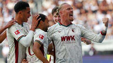 Chrislain Matsima, Alexis Claude-Maurice, Michael Gregoritsch und Marius Wolf vom FC Augsburg bejubeln den Treffer zum 1:3 in der Bundesligapartie gegen Eintracht Frankfurt
