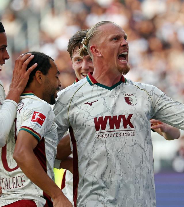 Chrislain Matsima, Alexis Claude-Maurice, Michael Gregoritsch und Marius Wolf vom FC Augsburg bejubeln den Treffer zum 1:3 in der Bundesligapartie gegen Eintracht Frankfurt